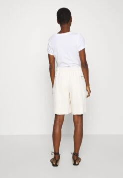 Calvin Klein Travel Crepe ShortsWhite Donna Shorts 6CA21S006-A11 8 Calvin Klein Travel Crepe ShortsWhite Donna Shorts 6CA21S006-A11 -Vendite ESPRIT 283beec6e95f4e3a94500119964ba425