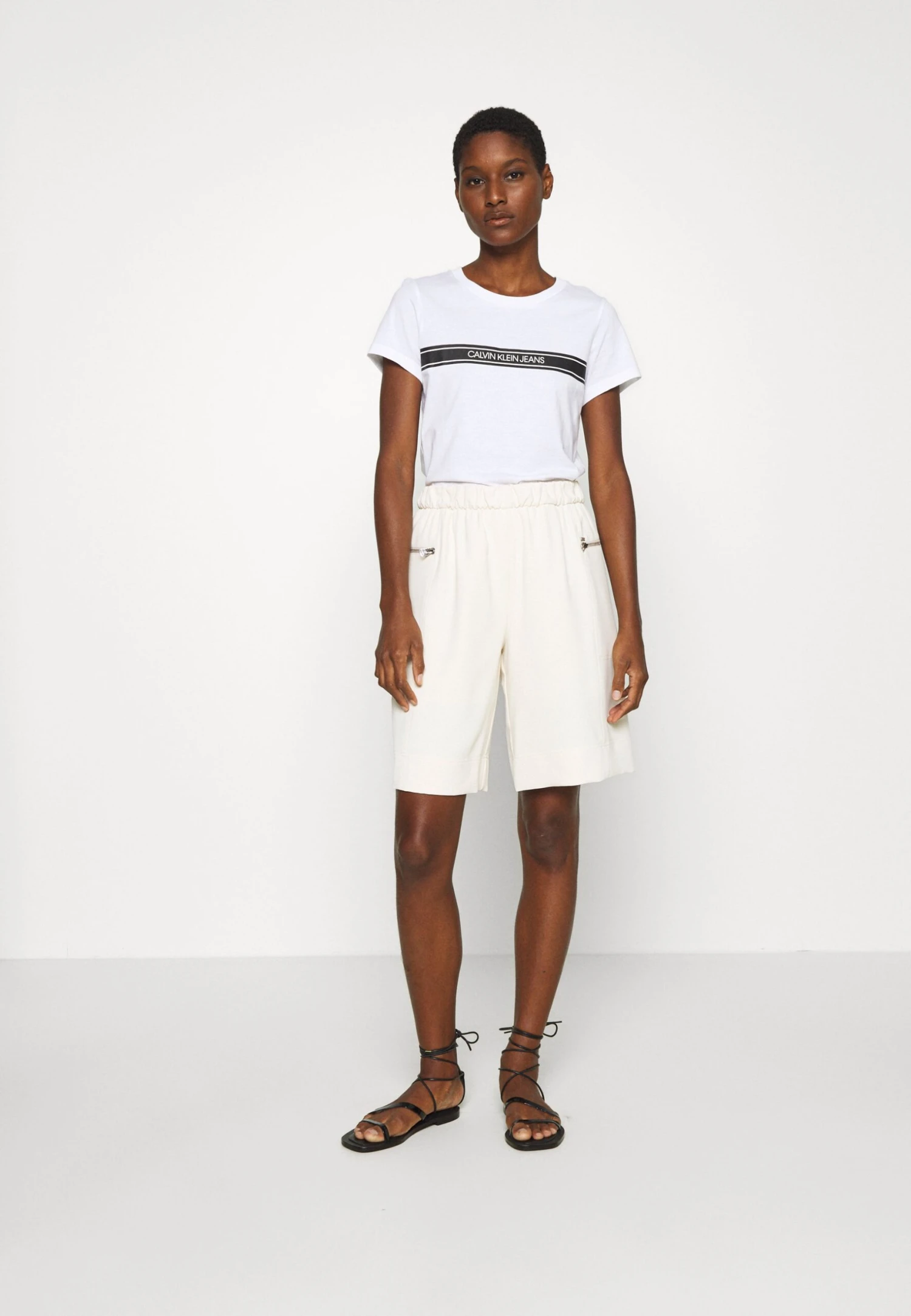 Calvin Klein Travel Crepe ShortsWhite Donna Shorts 6CA21S006-A11 2 Calvin Klein Travel Crepe ShortsWhite Donna Shorts 6CA21S006-A11 - immagine 2