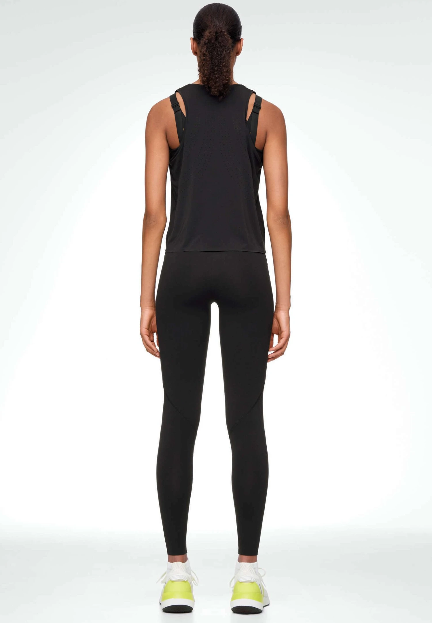 Oysho Microperforated Technical SleevelessTopBlack Donna T-shirt E Top OY121D072-Q11 5 Oysho Microperforated Technical SleevelessTopBlack Donna T-shirt E Top OY121D072-Q11 - immagine 5