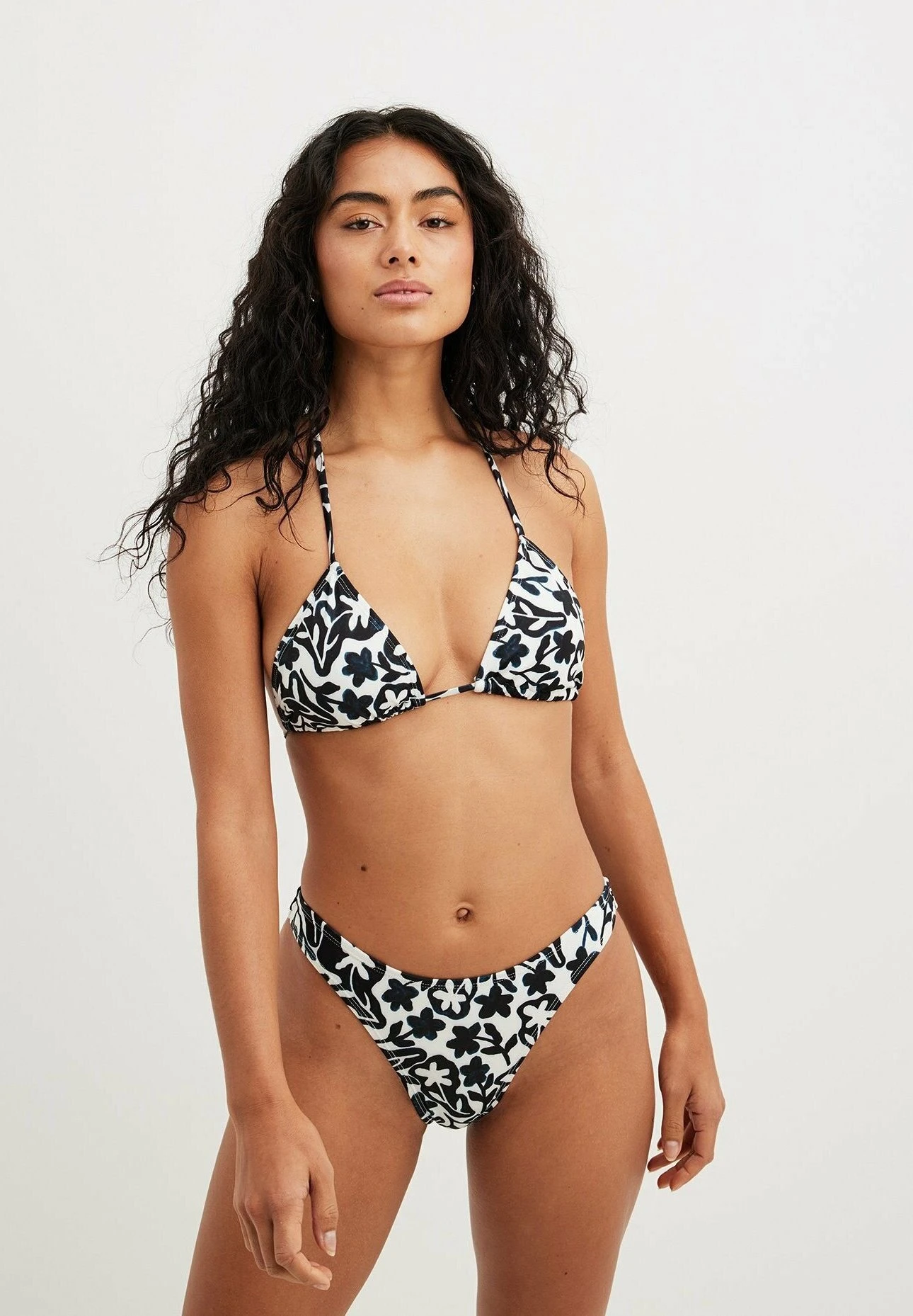 NA-KD Hochgeschnittenes- Bikini Pezzo Sotto - Black Bloom 1 NA-KD Hochgeschnittenes- Bikini Pezzo Sotto - Black Bloom