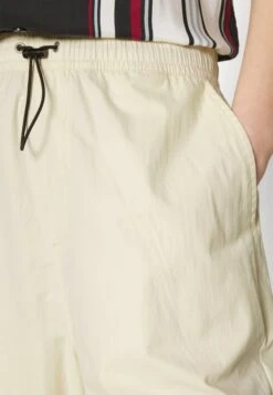 YOURTURN Genderless Parachute - Shorts - White 11 YOURTURN Genderless Parachute - Shorts - White -Vendite ESPRIT c4b7617e30964d8d94222559c32c9f62