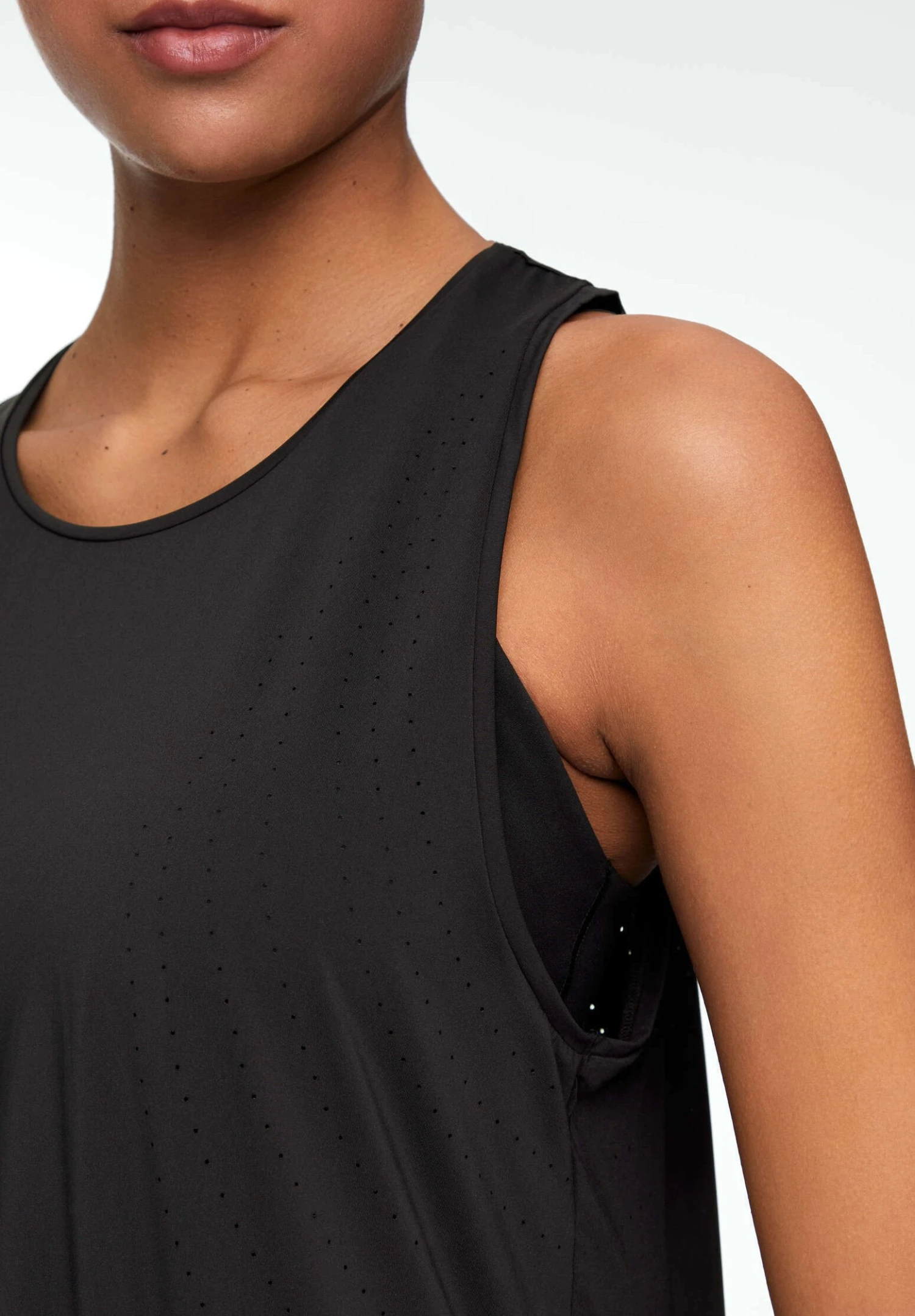 Oysho Microperforated Technical SleevelessTopBlack Donna T-shirt E Top OY121D072-Q11 4 Oysho Microperforated Technical SleevelessTopBlack Donna T-shirt E Top OY121D072-Q11 - immagine 4