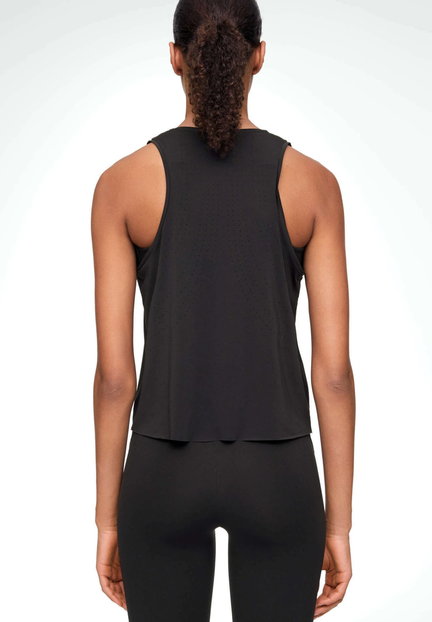 Oysho Microperforated Technical SleevelessTopBlack Donna T-shirt E Top OY121D072-Q11 2 Oysho Microperforated Technical SleevelessTopBlack Donna T-shirt E Top OY121D072-Q11 - immagine 2